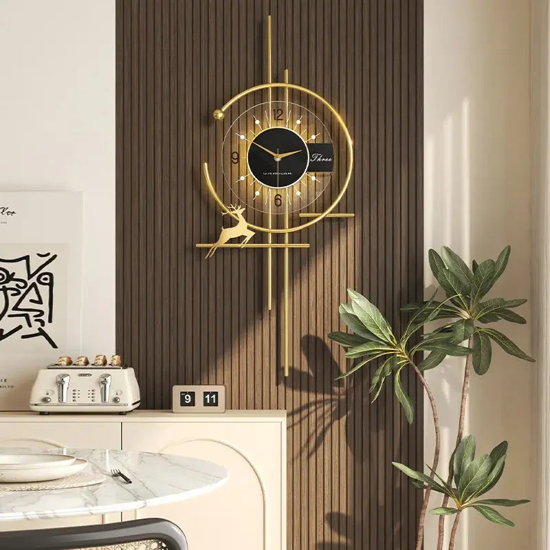 GLIMPSE | Artistically elegant clock with gold touch