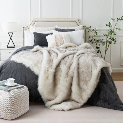 GLIMPSE | Luxury blanket of plush faux fur